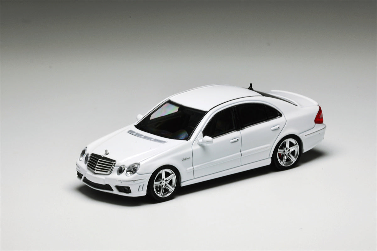MK Model Mercedes-Benz E63 AMG W211 White 1:64